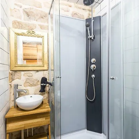 Pretty 25 M2 In A Lively District * Parigi