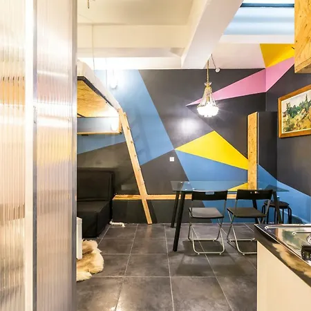 Pretty 25 M2 In A Lively District Parigi