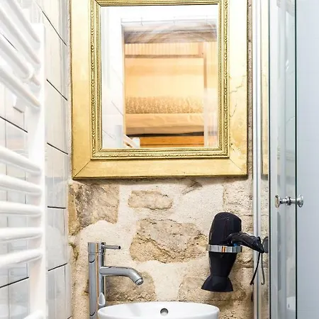Pretty 25 M2 In A Lively District Apartment *